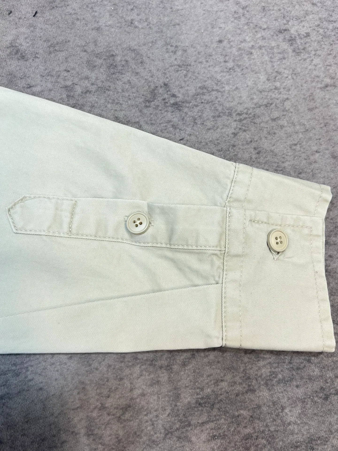 P350 Stone Island 25 new autumn shirt jacket, a multi-color shirt jacket, the colors are super beautiful. This pure cotton work shirt, abandons the traditional plain shirt, and uses a garment dyeing, washing and distressing process on the clothes, making the clothes more old and retro style, independently cut, and the shape is super correct! Classic work shirt, low-key yet stylish, easy to match💯! Whether it is street style or simple style, you can easily control it!